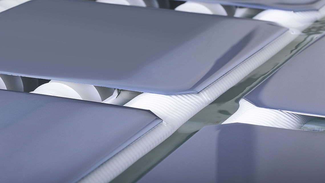 Nahaufnahme nasschemische, einseitige Ätzung in einem Inline-Prozess Nahaufnahme nasschemische, einseitige Ätzung in einem Inline-Prozess