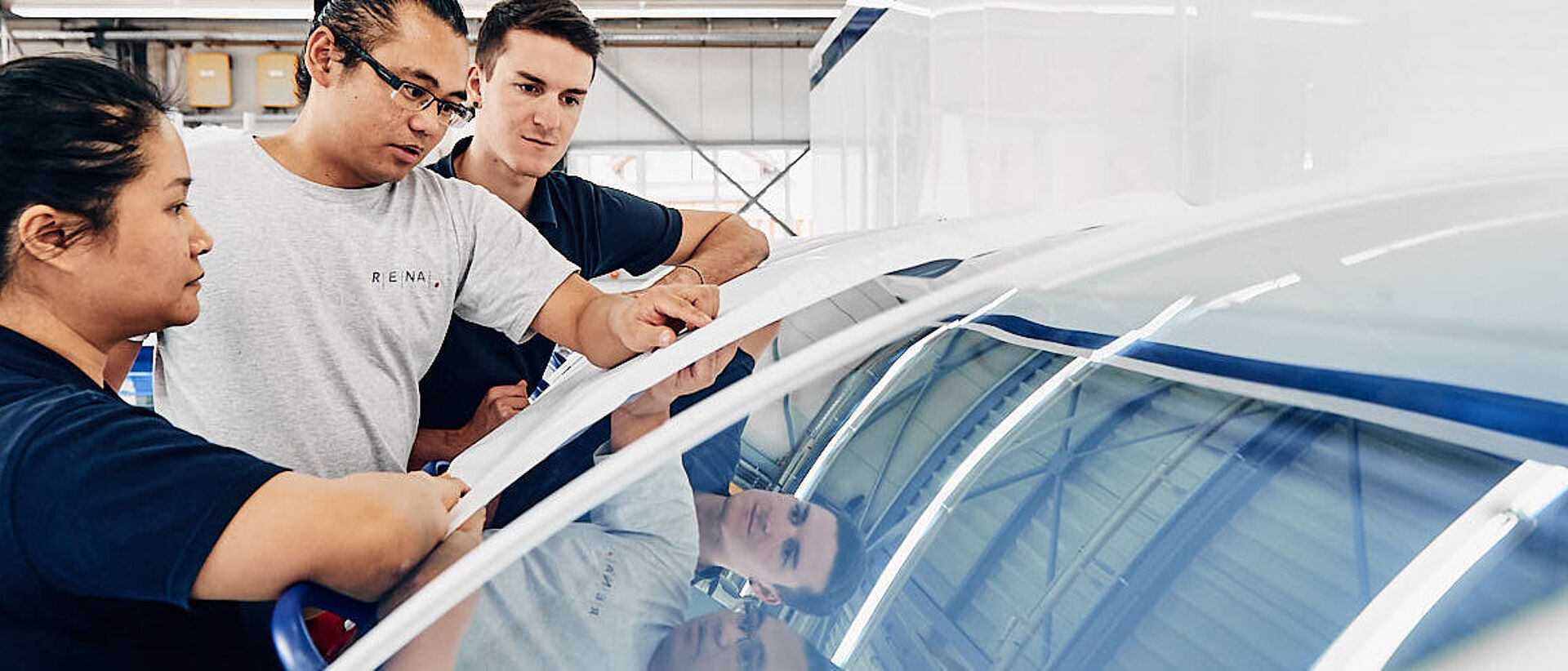 RENA Mitarbeiter vor einer RENA Maschine  RENA Mitarbeiter vor einer RENA Maschine