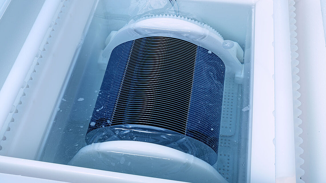 wafers in etching bath for wafer production up to 300 mm