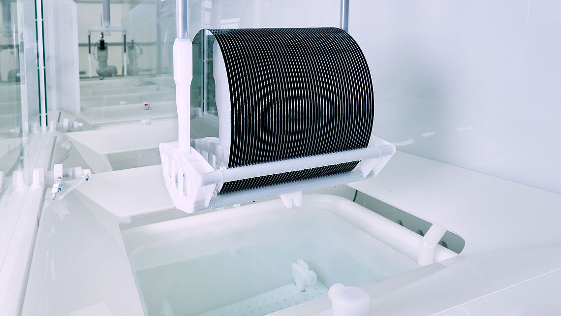 fully automated LMC carrier handling for wafers up to 300 mm