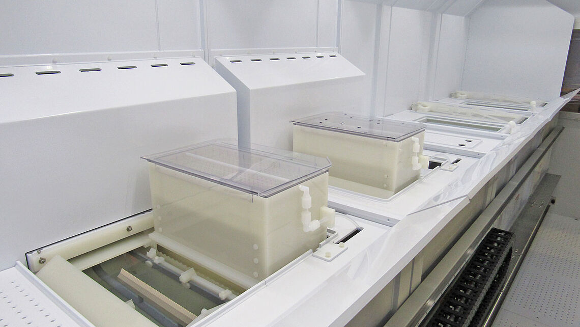 Teflon cassettes with integrated tilt that features minimizes contact on the black side of the wafer