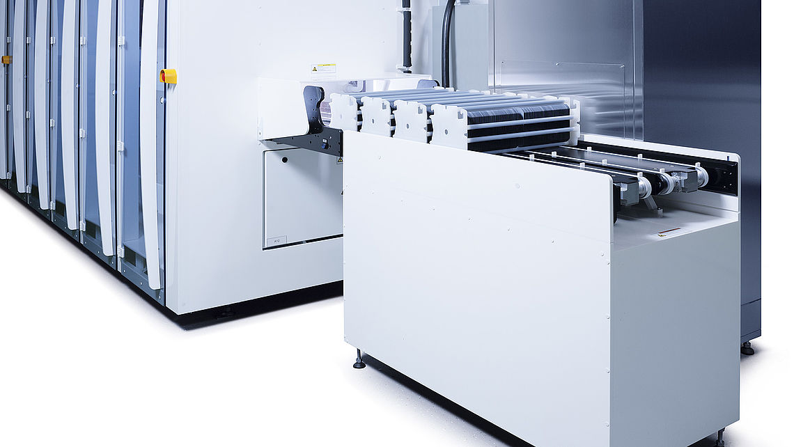 Solarcells are beeing fed in the machine