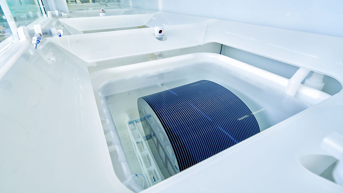 300 mm wafers in cleaning bath for highest quality surfaces 